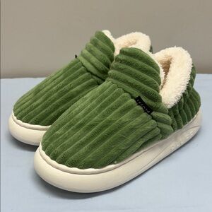 Pluffi Green Booties Thick Anti-Slip Sole Plush Slippers 34-35 US 3-4 Kids